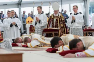 Traditionalist Catholics face a difficult choice after Vatican cuts off breakaway group