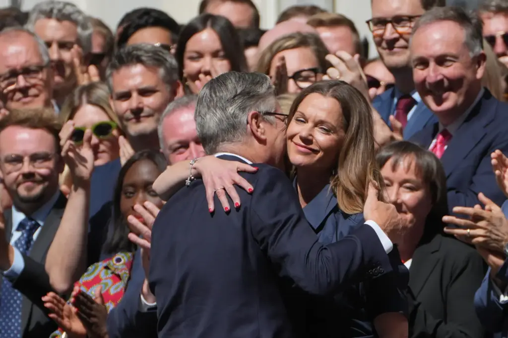 Britain's outgoing Prime Minister Keir Starmer and wife Victoria hug.