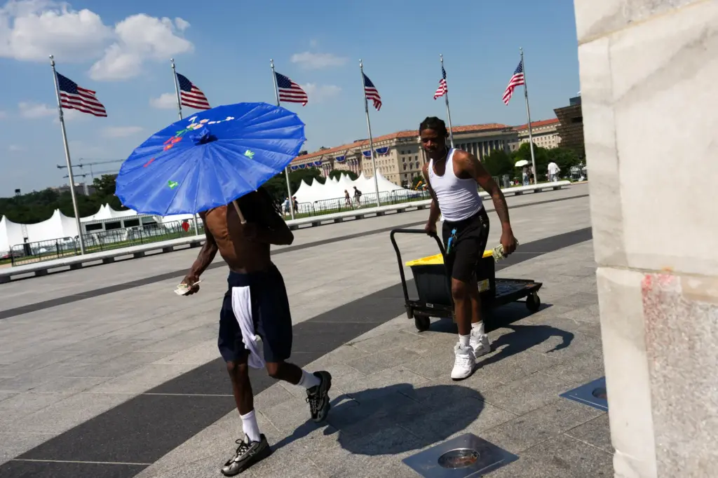 Vendors sell Gatorade and water bottles near the Washington Monument.