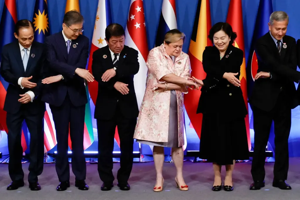 Le Hoai Trung, Cho Hyun, Toshimitsu Motegi, Theresa Lazaro, Hua Chunying and Vivian Balakrishnan.