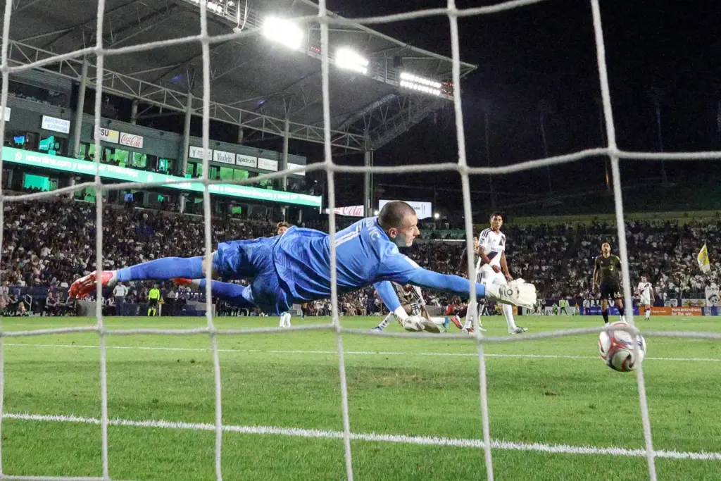 LAFC forward Son Heung-Min (7) scores a goal past Galaxy...
