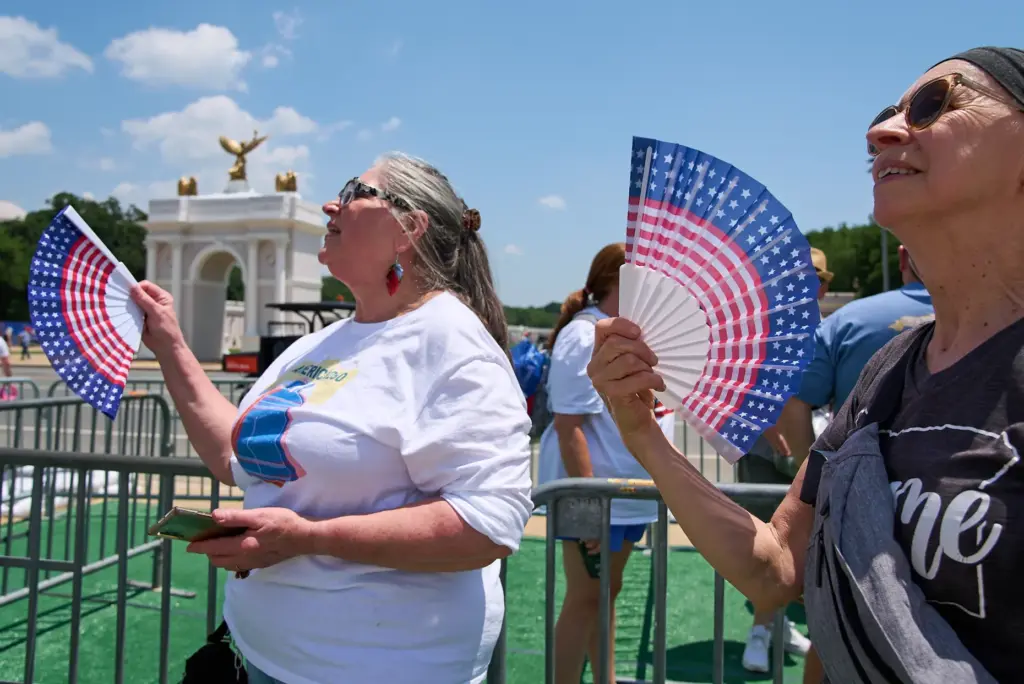 FILE – Mickelina Papotto, of Salem, Ore., left, and Lorie...