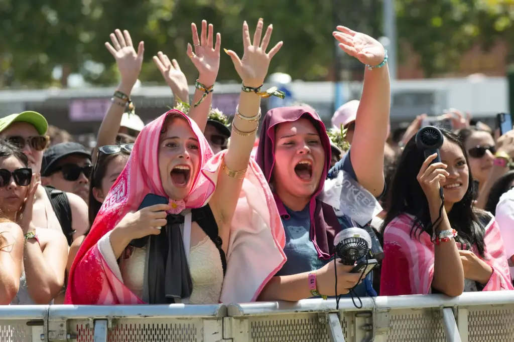 Fans of Die Spitz cheer as the take the Marigold...