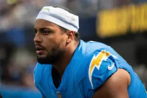 Chargers left tackle Rashawn Slater sustains unknown injury