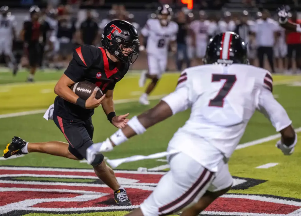 San Clemente quarterback Preston Beck (11) carries the ball on...