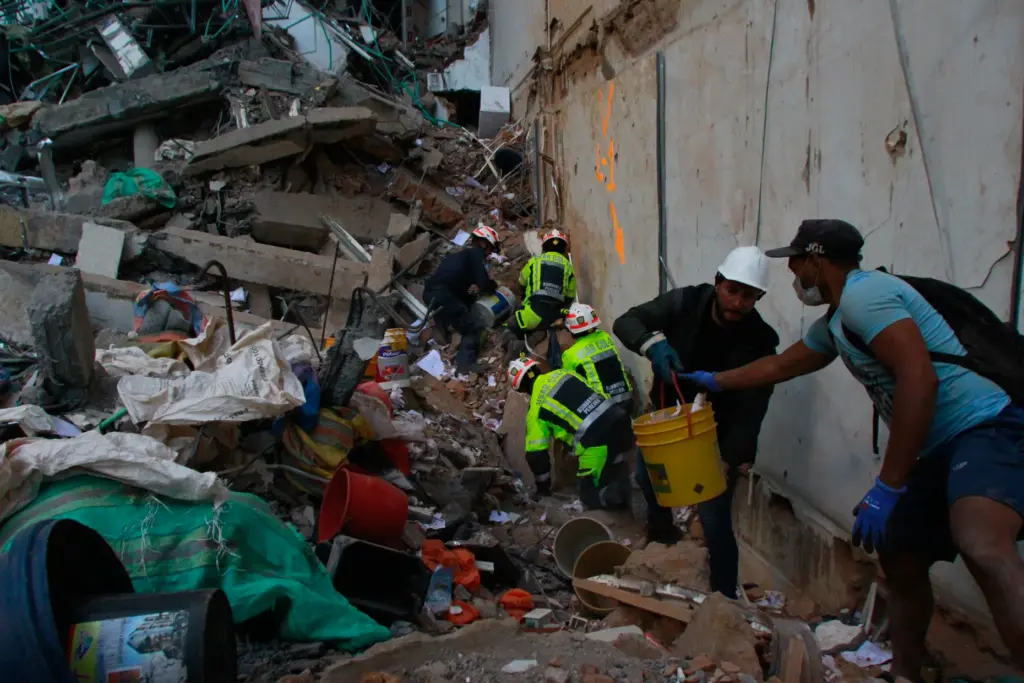 Rescue workers and volunteers clear debris the day after an earthquake struck Pereira, Colombia.