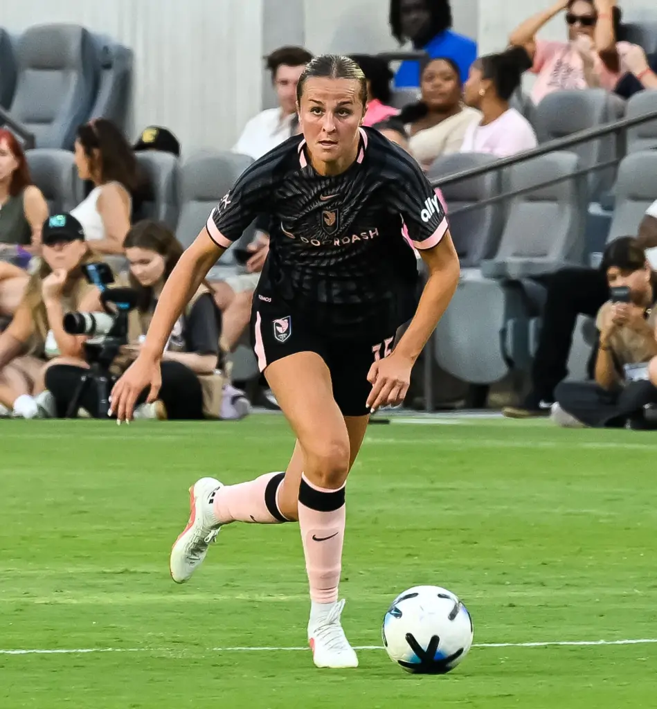 Angel City FC defender Evelyn Shores (15) dribbles upfield against...