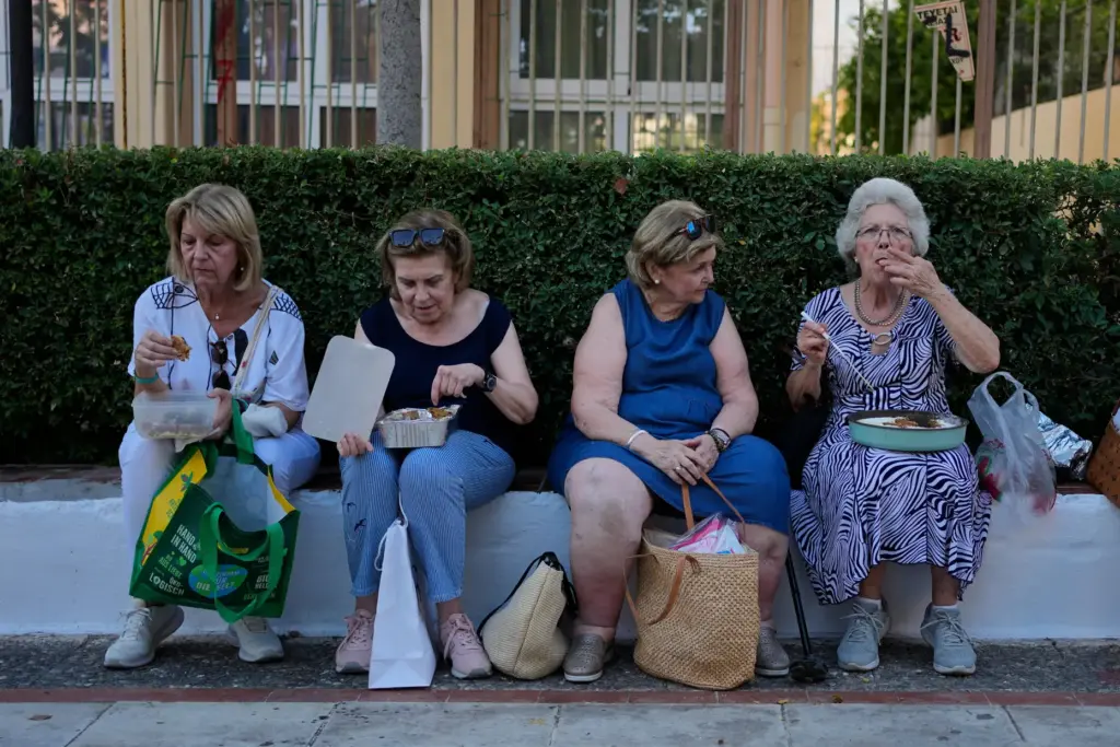 Pilgrims eat their Fanouropites.