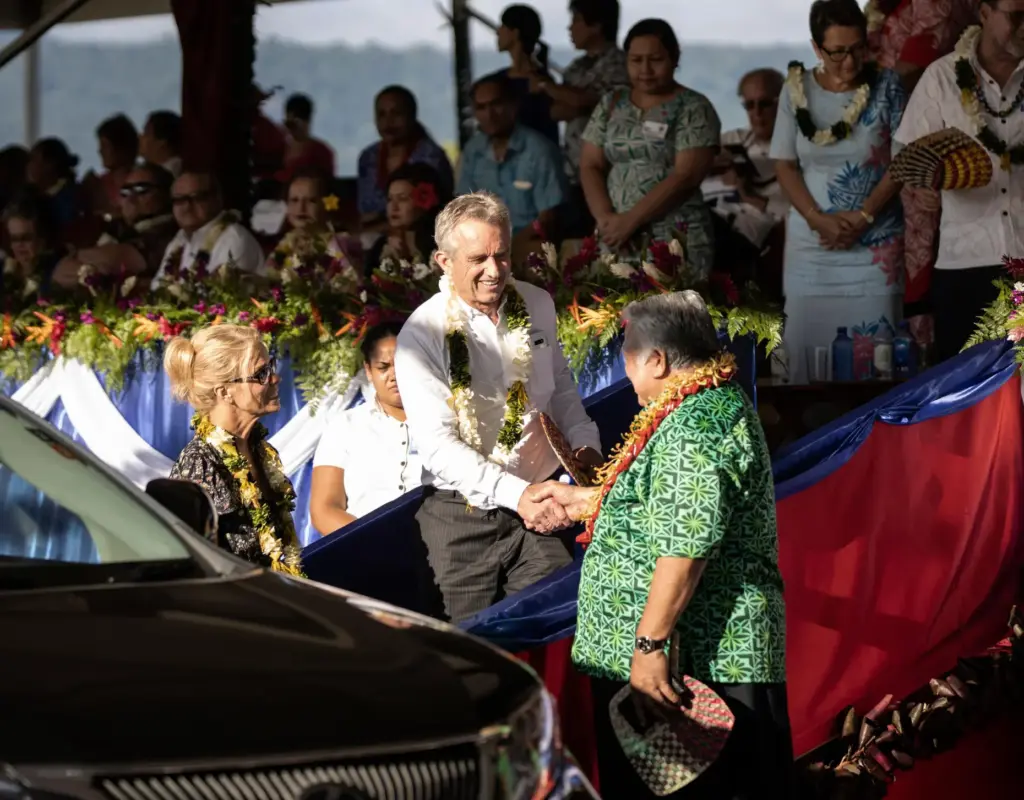 Samoa Prime Minister Tuilaepa Sailele Malielegaoi shakes hands with Robert F. Kennedy Jr.