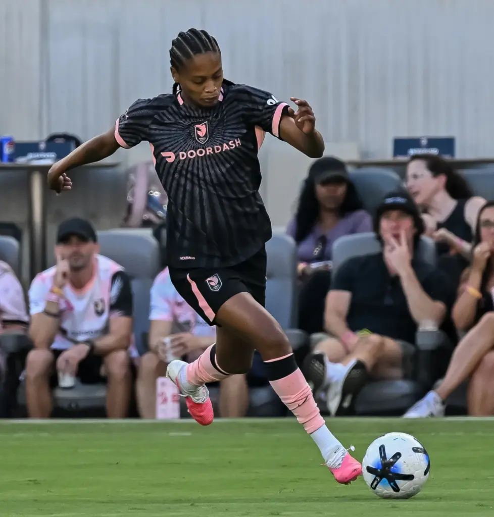 Angel City FC midfielder Ary Borges (8) dribbles upfield against...