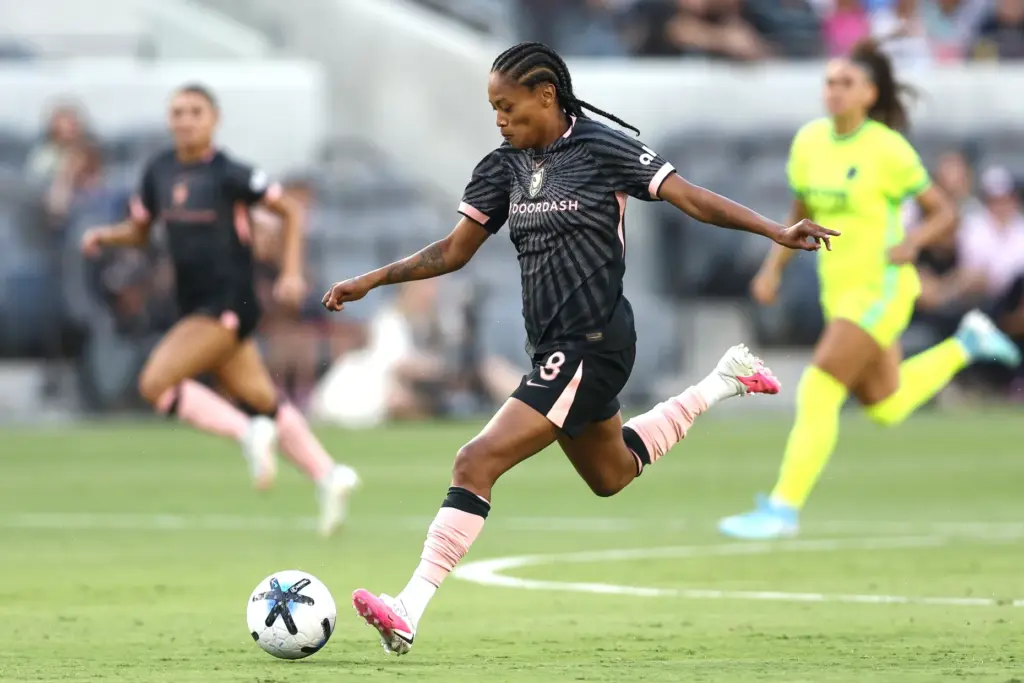 Angel City FC midfielder Ary Borges (8) moves the ball...