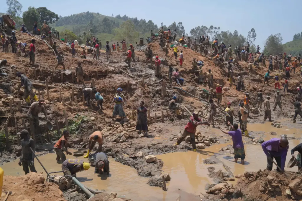 People search for gold at a mining site in Iga-BarriÃ¨re, Congo.