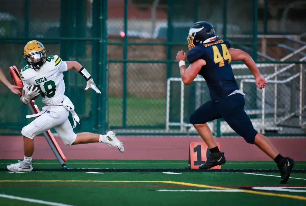 Brea Olindaâs (48) Nick Davis, left, scores a touchdown in...