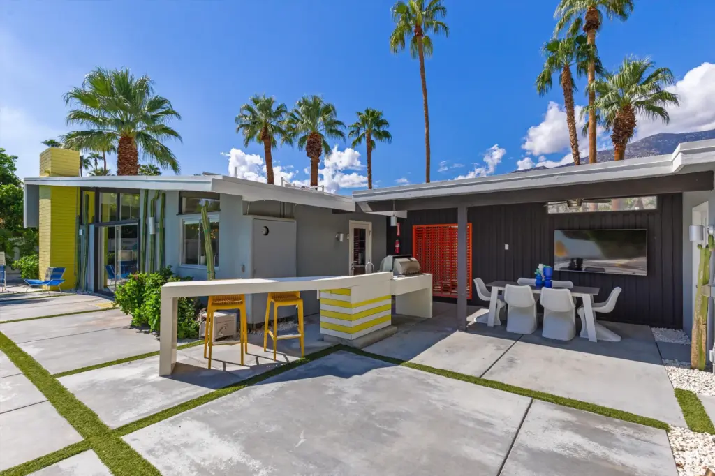The barbecue bar. (Photo by Brian Rawlings of Desert Views...