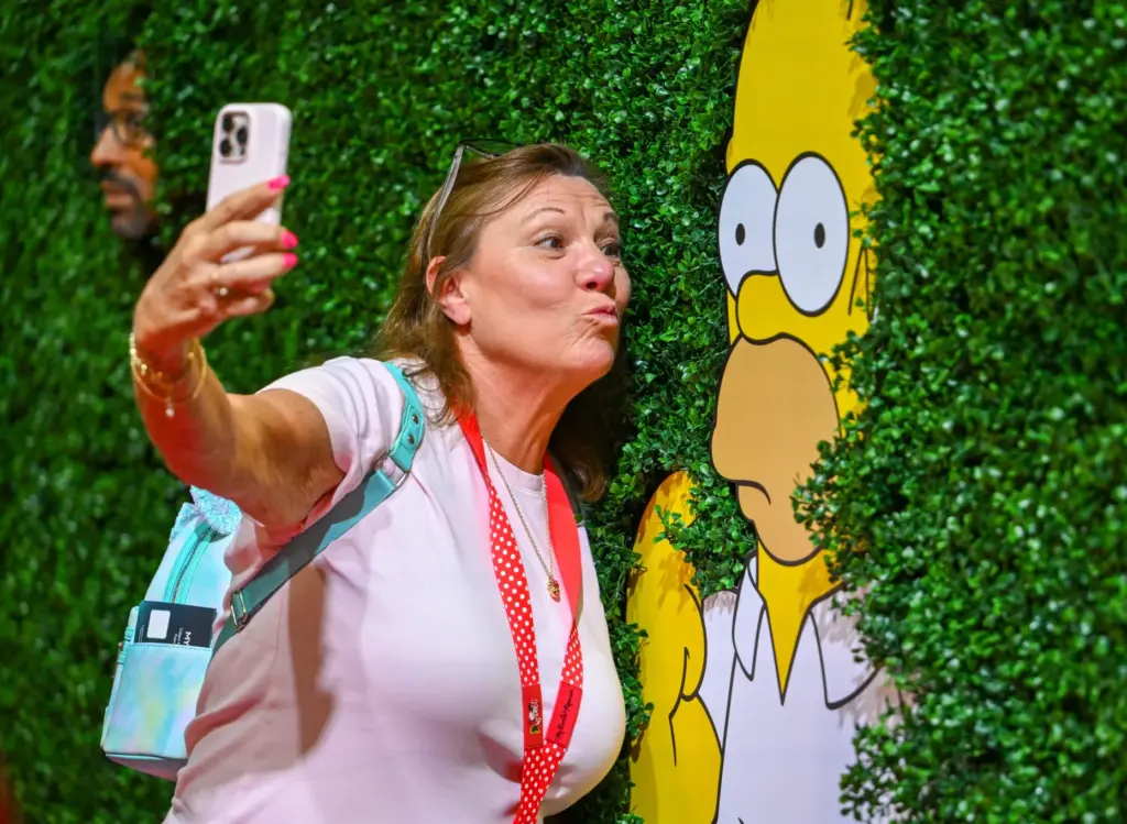 Laura Burg kisses Homer Simpson as she takes a selfie...