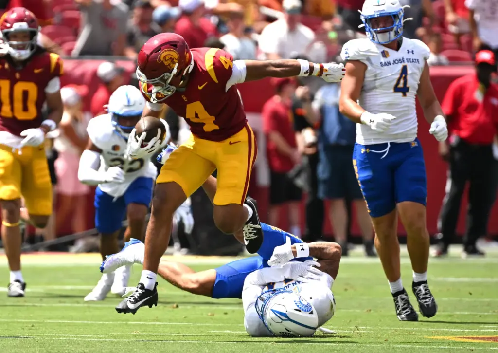 Wide receiver Trent Mosley (4) of the USC Trojans caches...