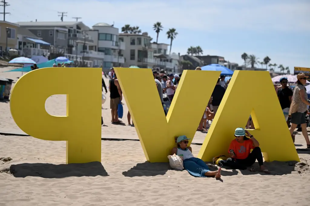 Shade is a valuable commodity during the AVP Manhattan Beach...