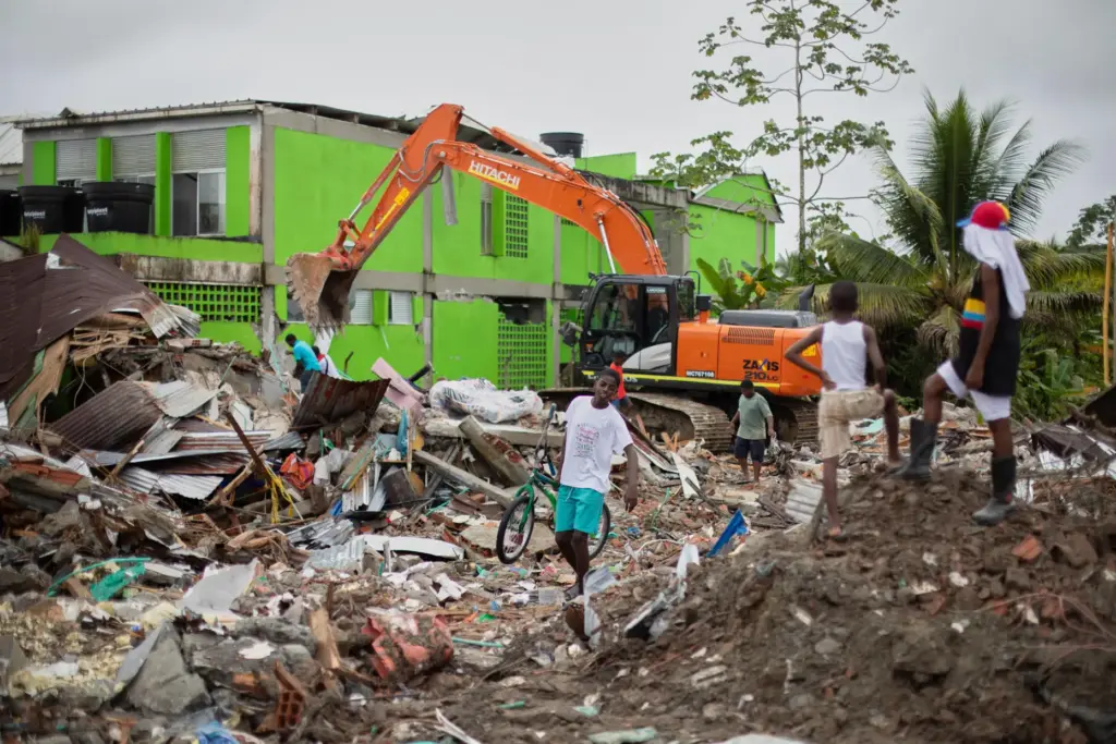 A backhoe clears earthquake debris in Quibdo, Colombia, Monday, Aug....