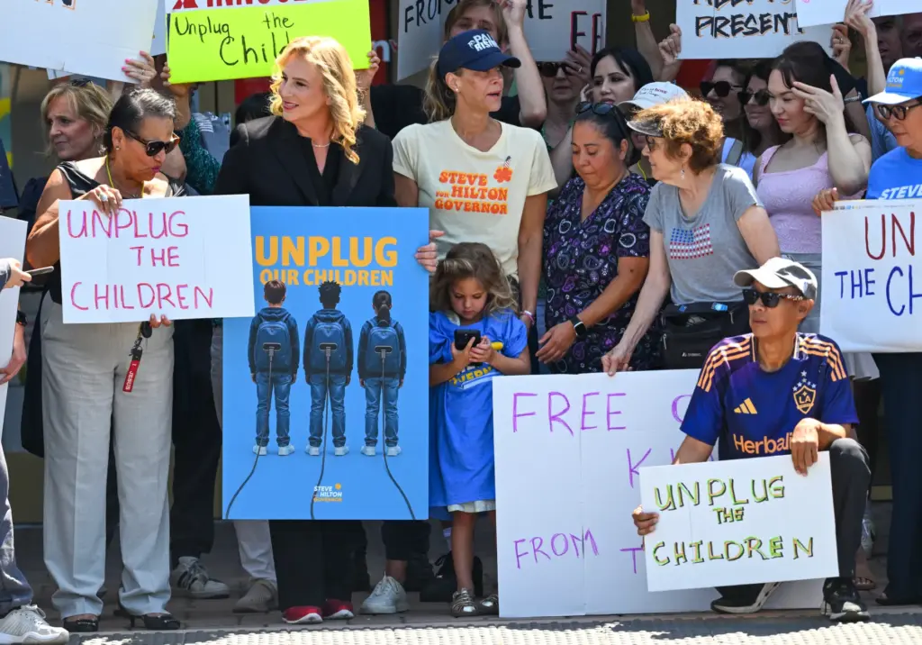 Chloe Darvish, 4, center, standing with her mother, Rachel Darvish,...