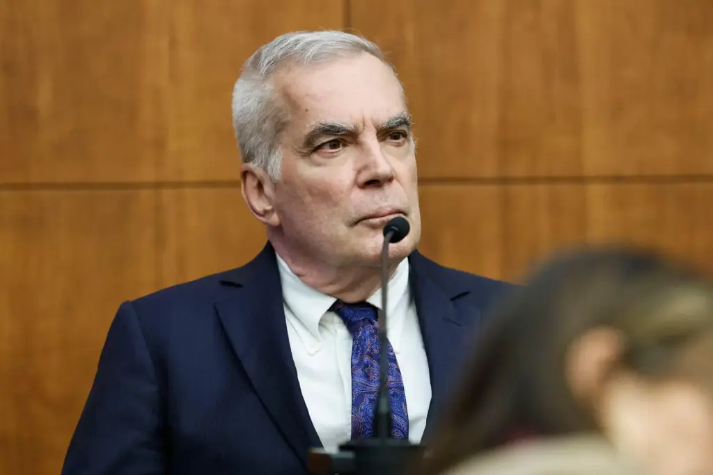 Forensic psychiatrist Dr. Gregory Saathoff resumes his testimony.