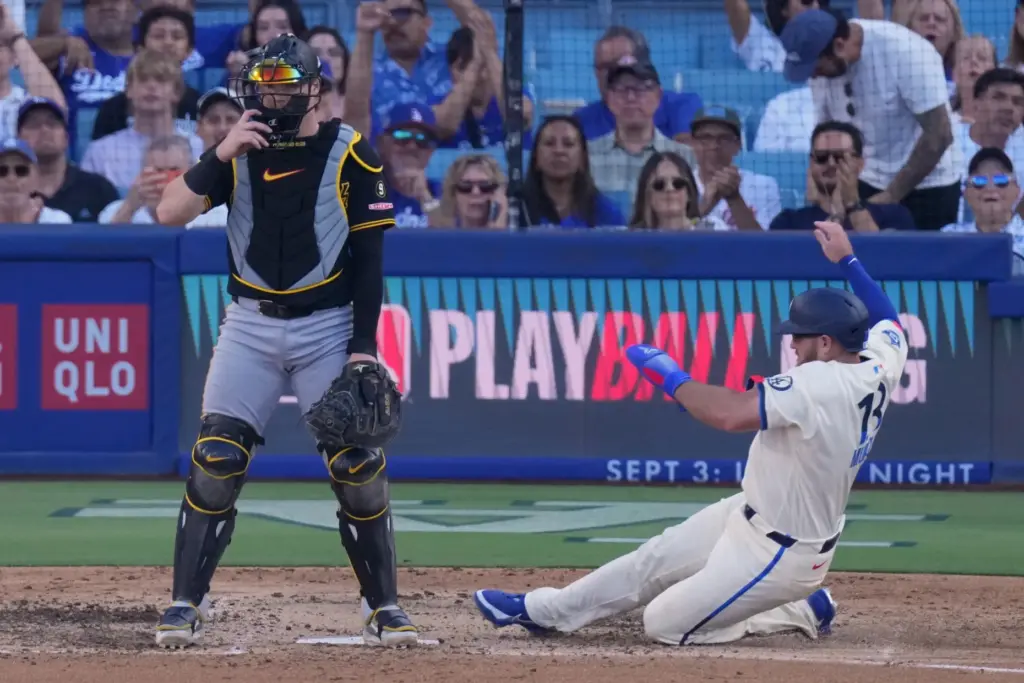 Dodgers’ Max Muncy, right, scores on a single by Kyle...