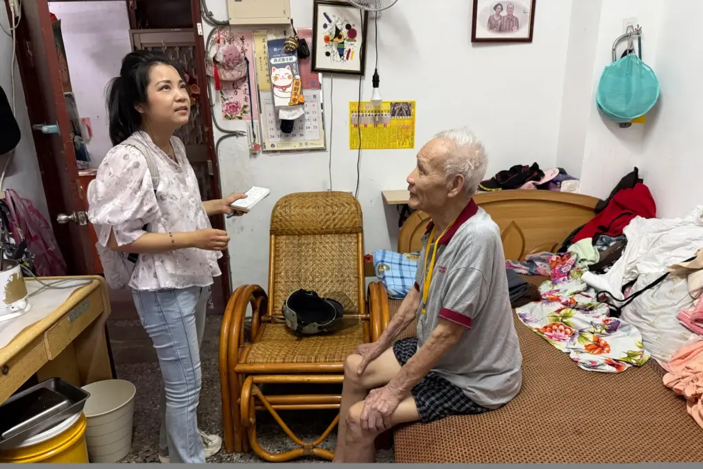 Shang Guan visits 97-year-old military veteran Li Guo-dong.
