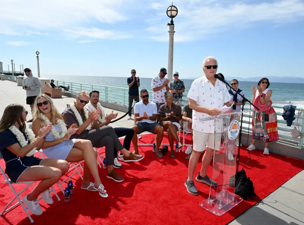 Mayor Joe Franklin speaks during the annual Manhattan Beach Open...
