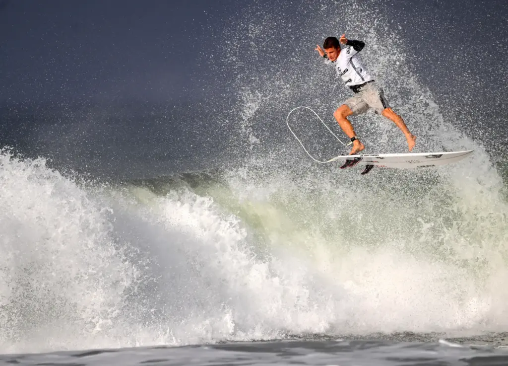 Luke Thompson competes in the Round of 32 during the...