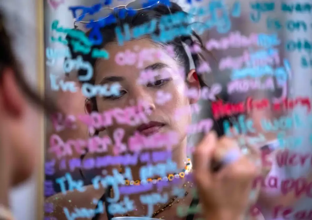 Hayley Doon of Irvine writes on a mirror in an...