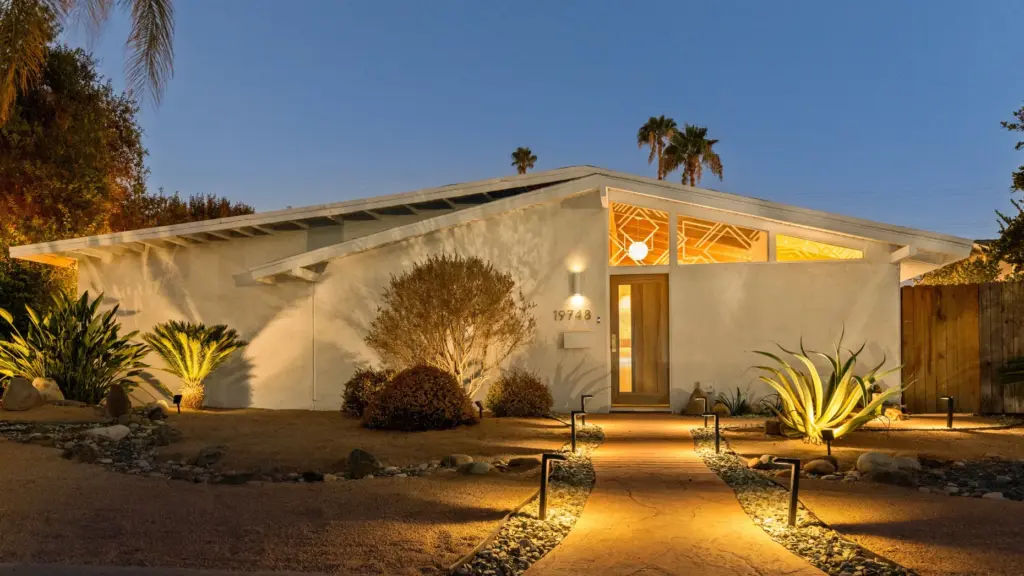 This Palmer and Krisel-designed home in Woodland Hills was built...