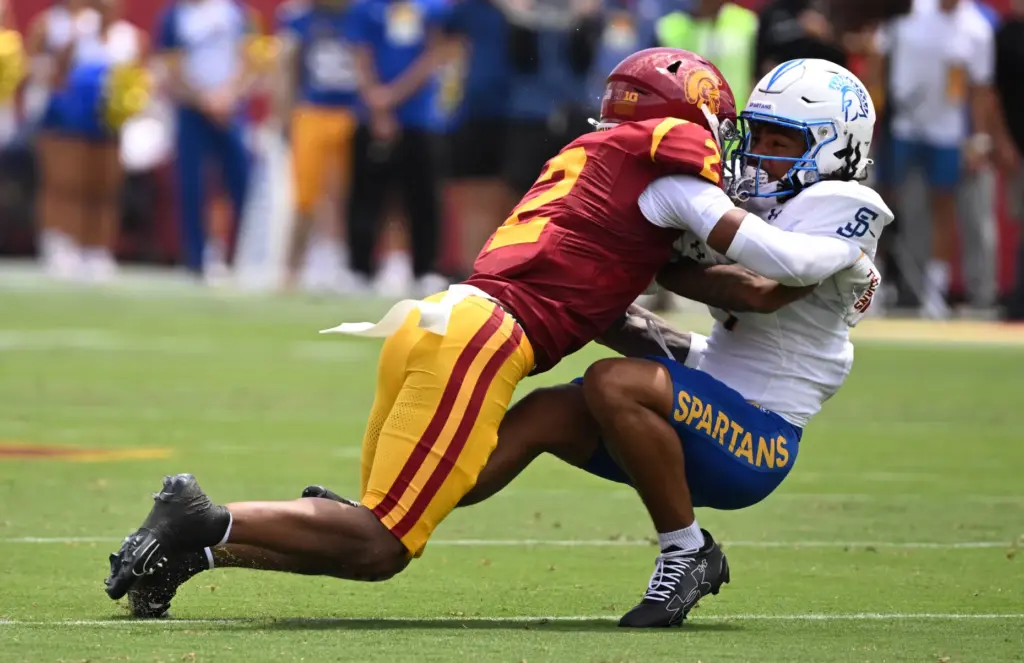 Cornerback Elbert Hill IV (2) of the USC Trojans tackles...