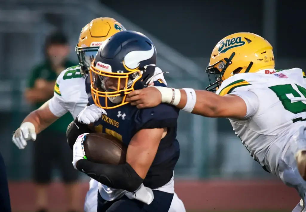 Marinaâs (15) Ben Ramos escapes the tackle from several Brea...