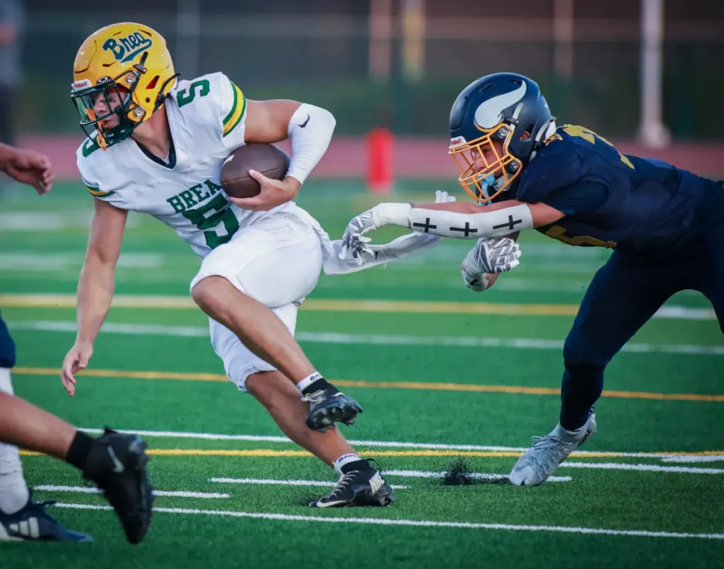 Brea Olinda (5) Gavyn Nicholson, left, escapes the tackle of...