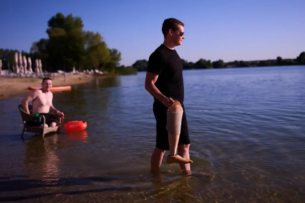 A man holds the prosthetic leg of a Ukrainian war veteran.