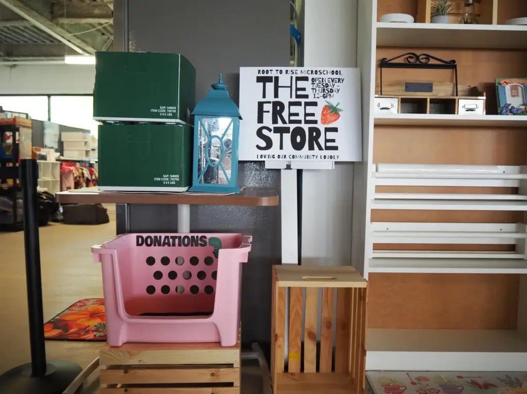 The Momager Co. operates a store with free postpartum provisions, maternity clothes and more.
