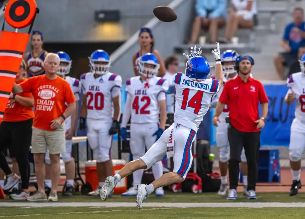 Los Alamitos wide receiver Leo Swietlikowski (14) makes a diving...