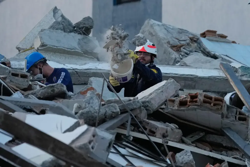Rescue workers clear debris the day after an earthquake struck Pereira, Colombia.