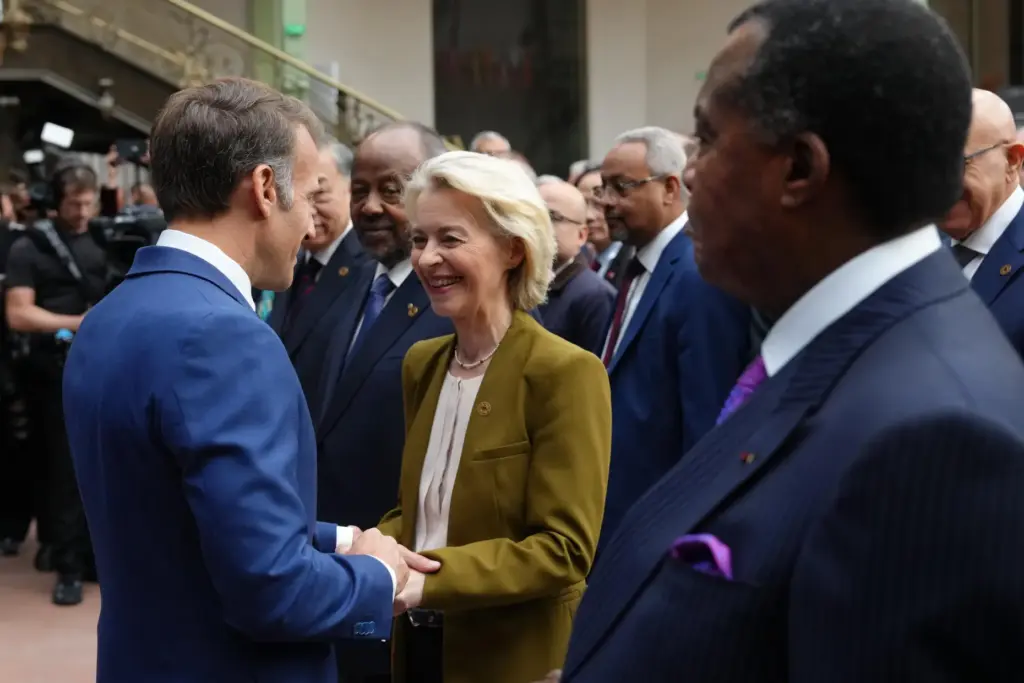 French president Emmanuel Macron greets European Commission President Ursula von der Leyen.