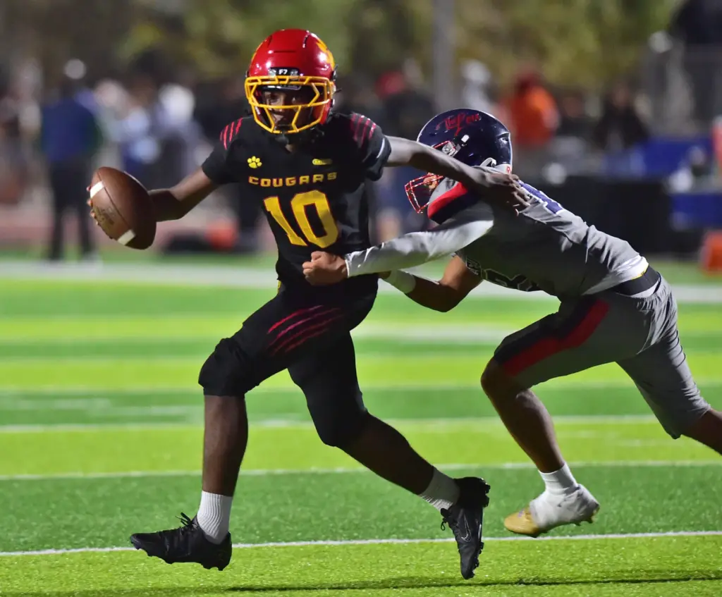 QB Daniel Green escapes near sack at Leuzinger in the...