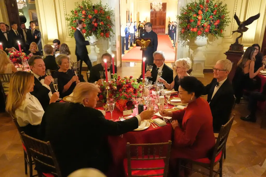 President Donald Trump toasts with Peng Liyuan during a State Dinner.