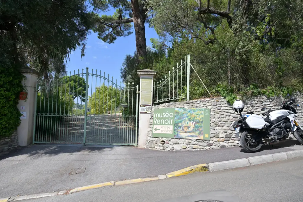 The entrance of the Renoir Museum