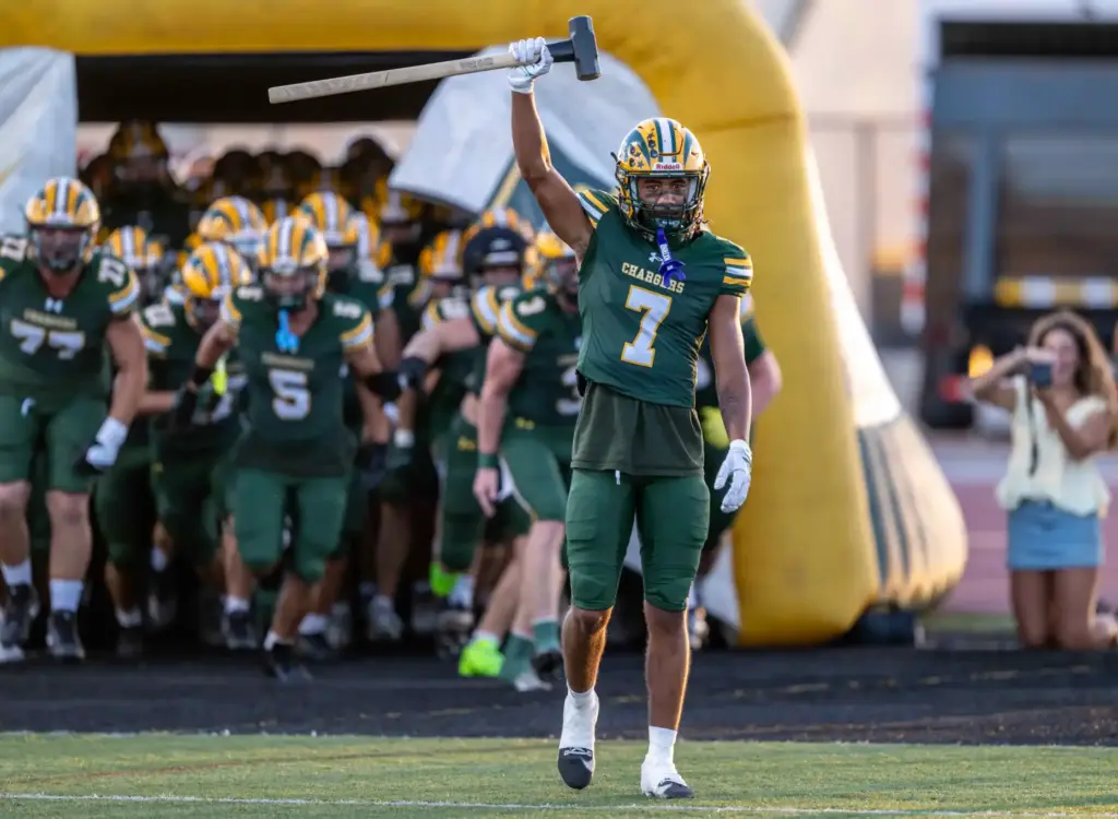 Edison wide receiver McKennon Pierce (7) carries the teamâs âwild...