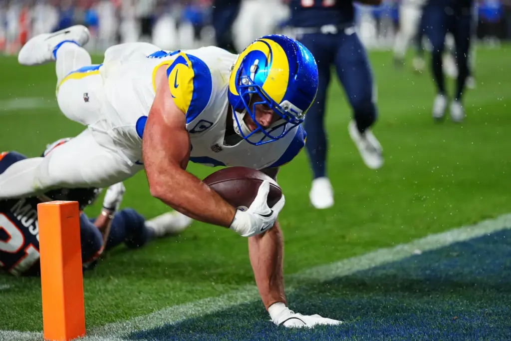 Rams tight end Tyler Higbee dives in for a touchdown...