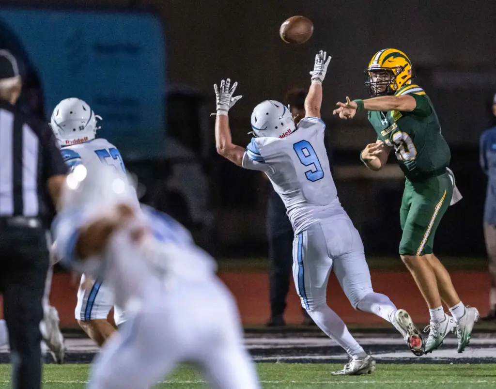 Edison quarterback Sam Thomson (10) throws the ball during a...
