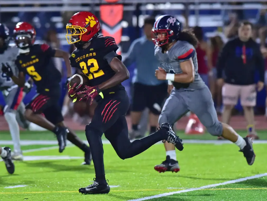Hawthorne Maliek Grissett (22) with a big run against Leuzinger...