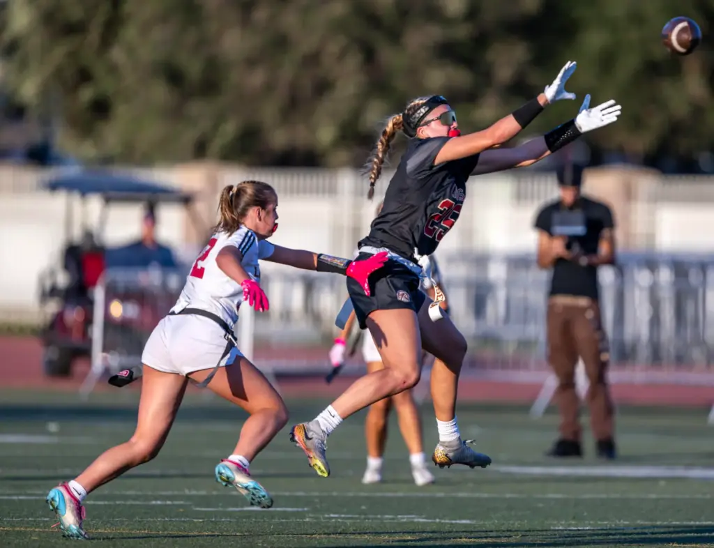 JSerra wide receiver Kai Beary (25) makes a catch during...