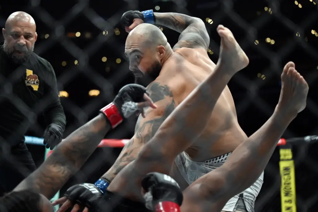 Sean Sharaf (blue) knocks out Gable Steveson (red) in the...