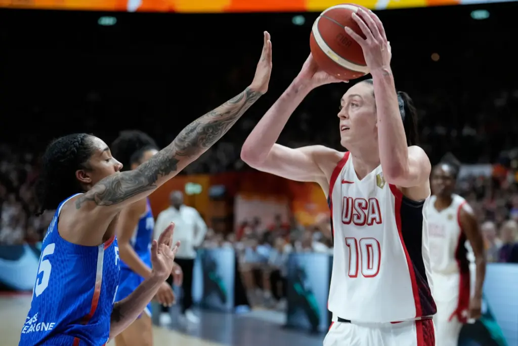 France’s Gabby Williams, left, guards Team USA’s Breanna Stewart during...