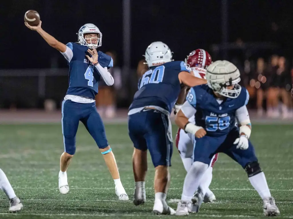 Corona del Mar quarterback John David Annett (4) throws the...