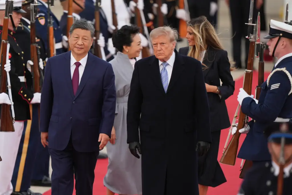 President Donald Trump and first lady Melania Trump greet Chinese President Xi Jinping and Peng Liyuan.